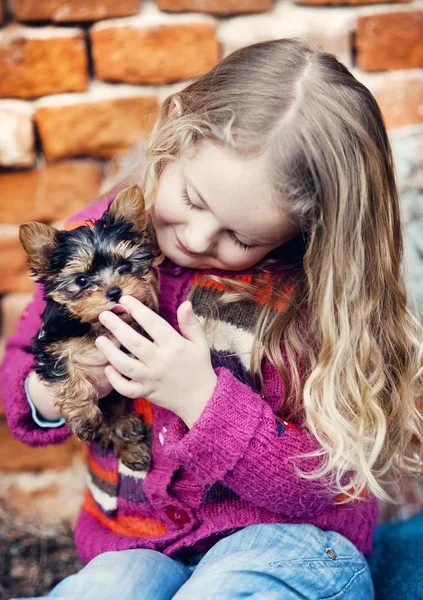 Petite fille et chiot — Photo