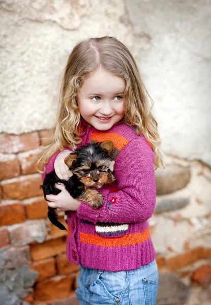 Klein meisje en puppy — Stockfoto