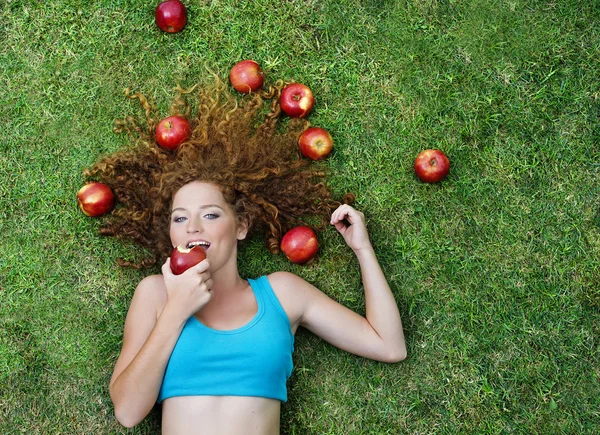 Chica con la manzana —  Fotos de Stock