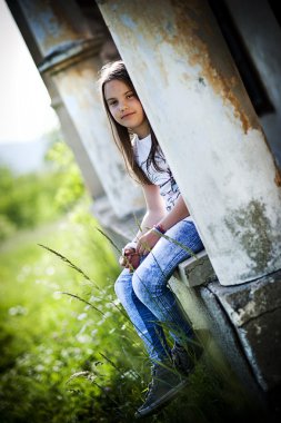 sevimli küçük kız oynamaya...