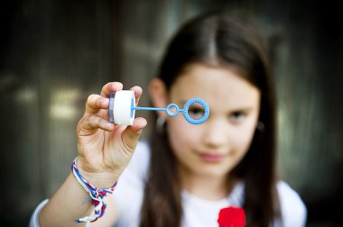 sevimli küçük kız oynamaya...