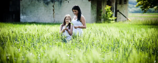 Mãe e filha no parque — Fotografia de Stock