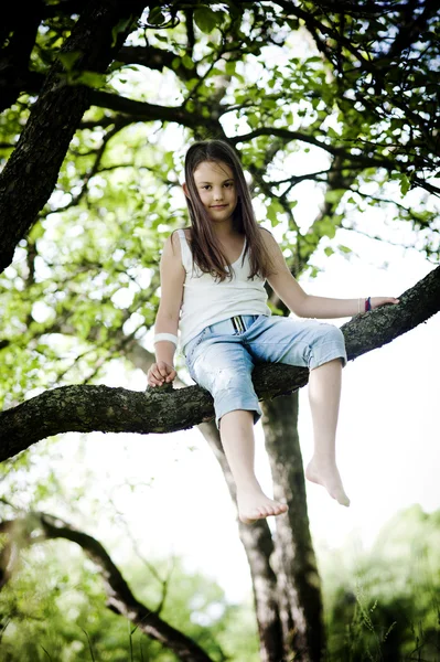 Menina bonito está jogando ... — Fotografia de Stock