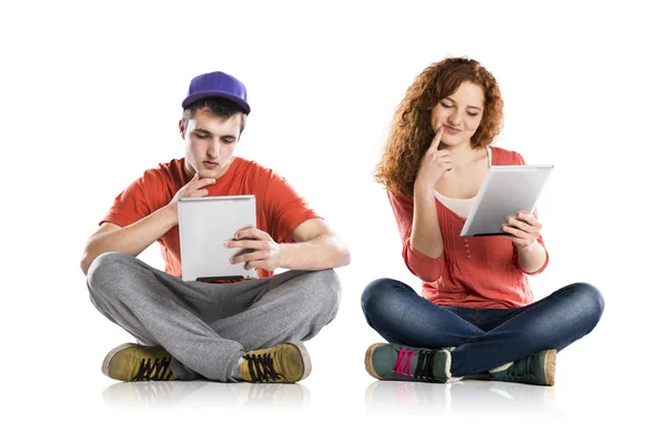 Uomo e donna con tablet — Foto Stock