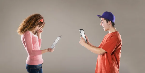 Erkek ve kadın ile tablet — Stok fotoğraf