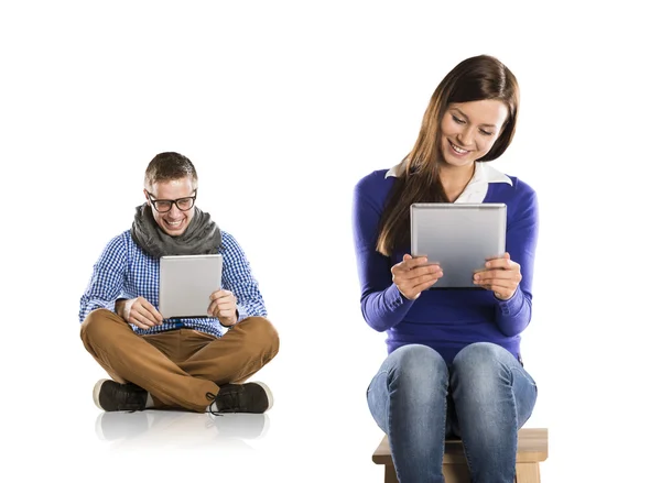 Homem e mulher com tablet — Fotografia de Stock