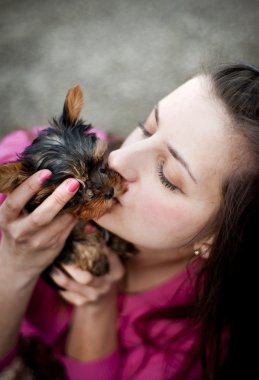 kadın ve yavru köpek