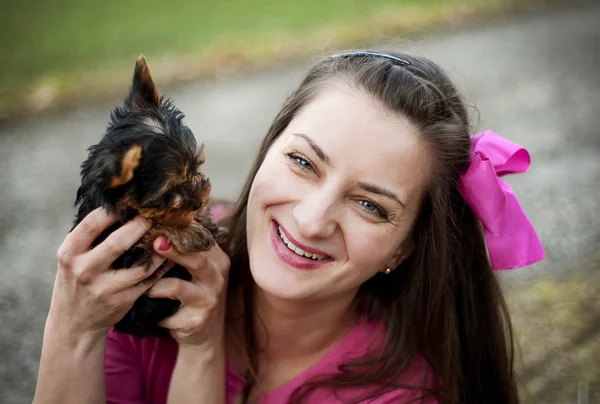 Frau und Welpe — Stockfoto