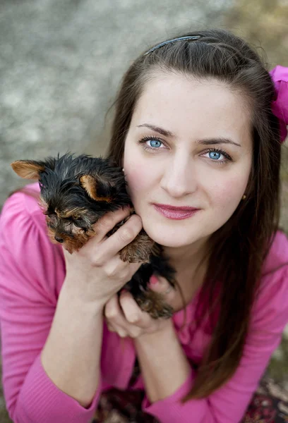 Mujer y cachorro — Foto de Stock