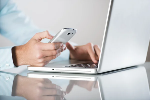 Hombre de negocios con PC — Foto de Stock