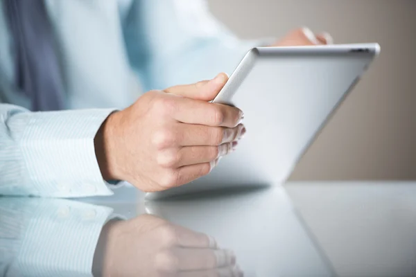 Geschäftsmann mit PC — Stockfoto