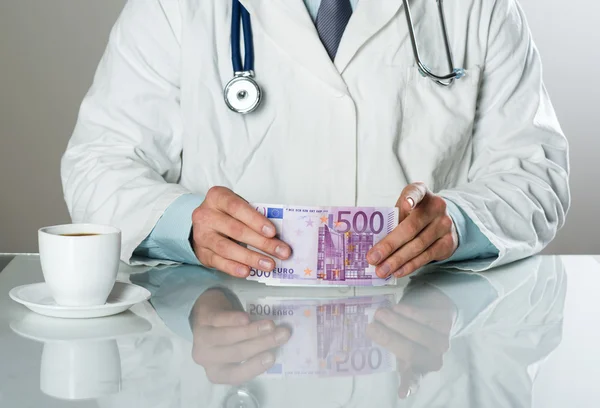Lekarz z pieniędzy — Zdjęcie stockowe