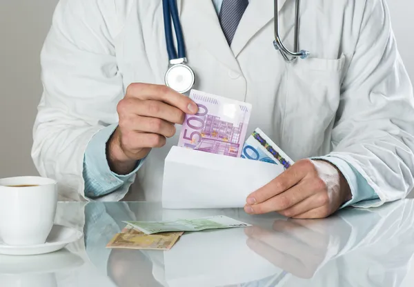 Arts met geld — Stockfoto