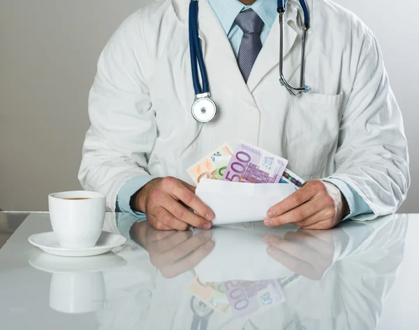 Doctor with money — Stock Photo, Image