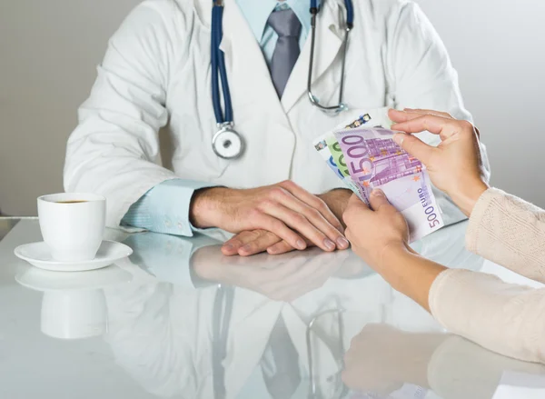 Arzt mit Geld — Stockfoto