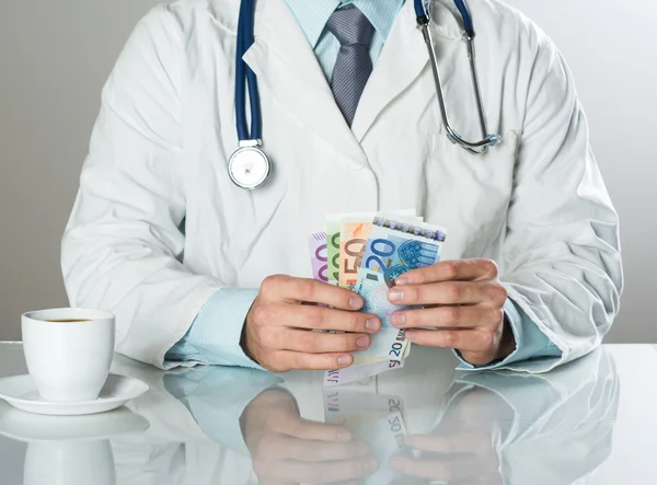 Doctor with money — Stock Photo, Image