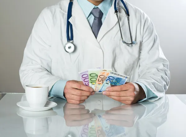 Médico com dinheiro — Fotografia de Stock