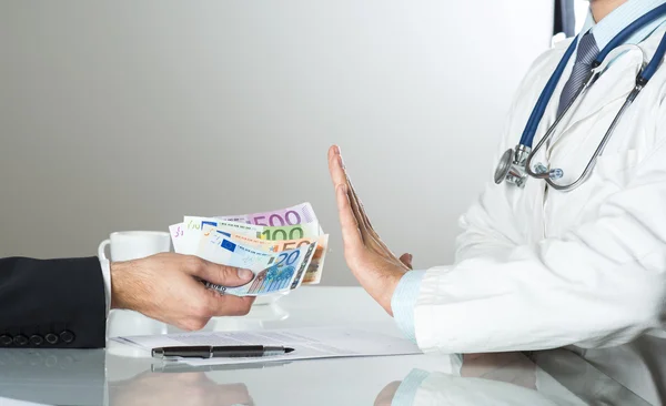 Läkare med pengar — Stockfoto
