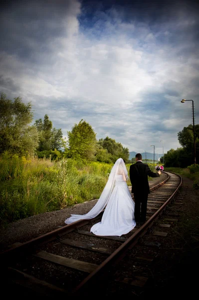 Novia y novio —  Fotos de Stock