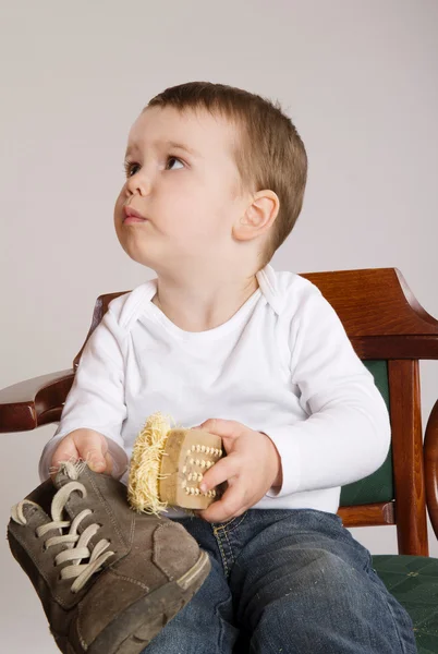 Jongen met schoen — Stockfoto