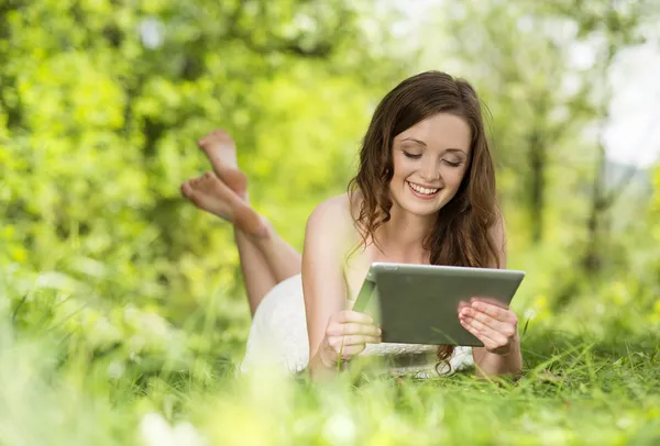 Menina com tablet — Fotografia de Stock