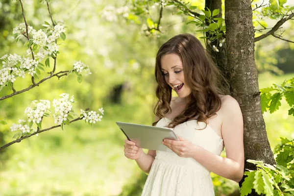 Mädchen mit Tablet — Stockfoto