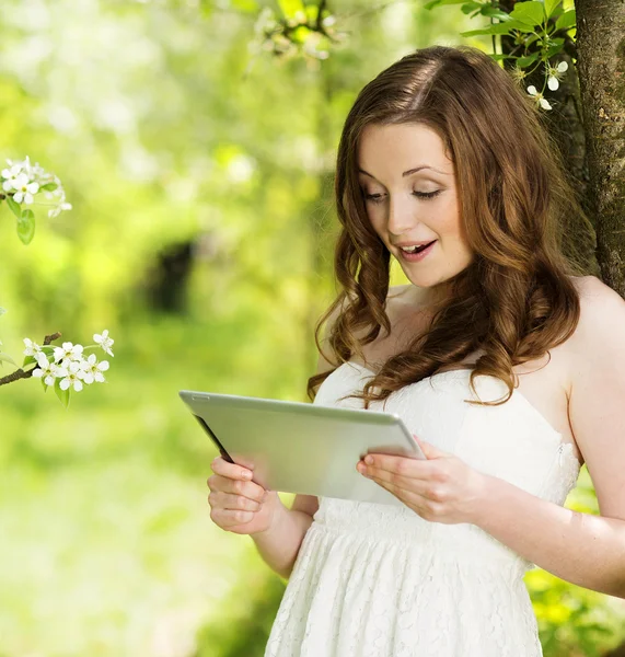 Meisje met Tablet PC — Stockfoto