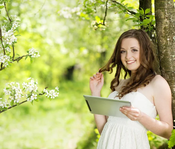 Flicka med tablett — Stockfoto