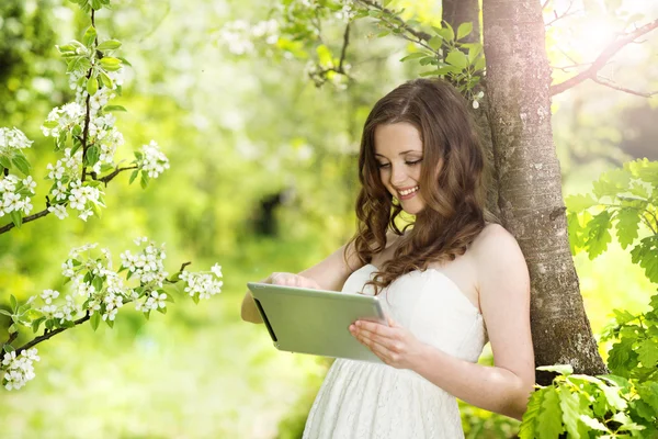 Menina com tablet — Fotografia de Stock