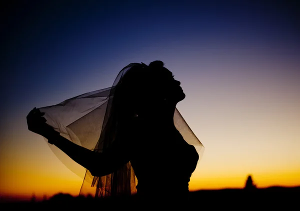 Mariée au coucher du soleil — Photo
