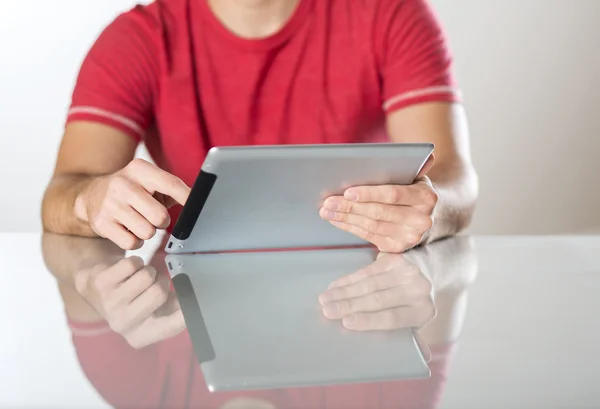 Man med tablett — Stockfoto