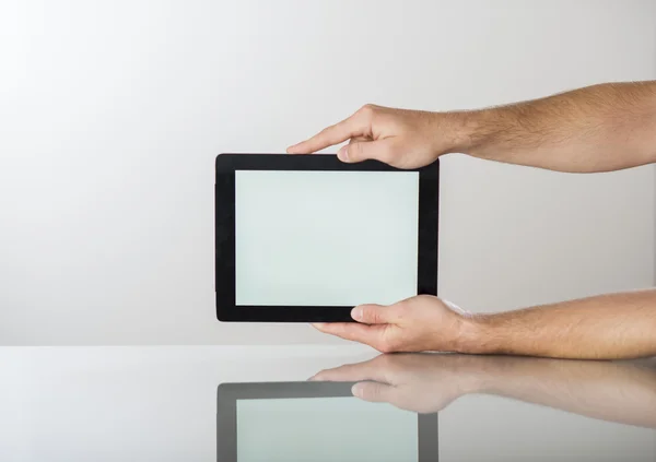 Man met tablet — Stockfoto