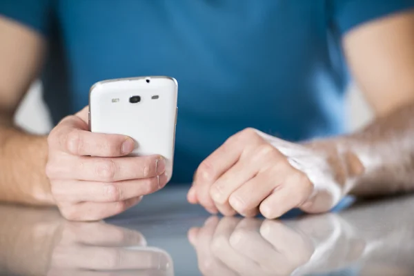 Homem com smartphone — Fotografia de Stock