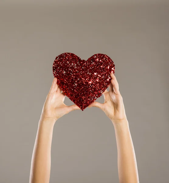 Mujer con corazón rojo — Foto de Stock