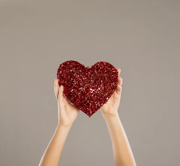 Mulher com coração vermelho — Fotografia de Stock