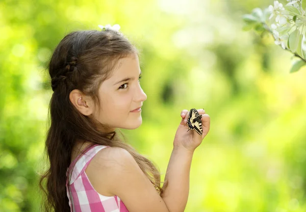 Meisje met vlinder — Stockfoto