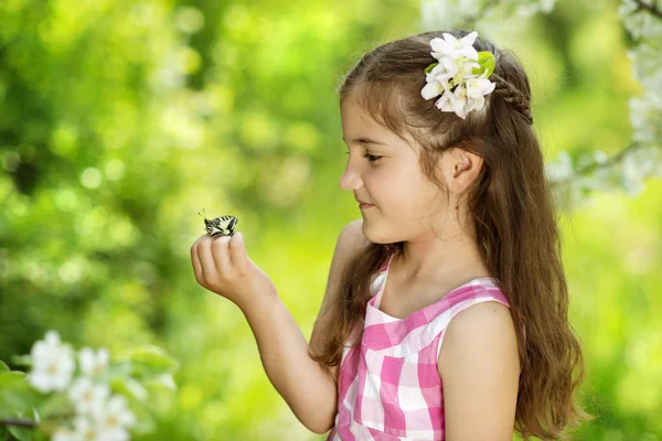 Menina com borboleta — Fotografia de Stock