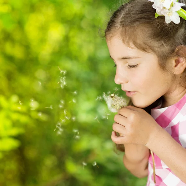 Girl with dandelion — Stock Photo, Image