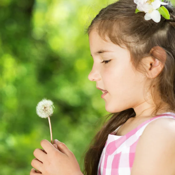 Meisje met paardebloem — Stockfoto