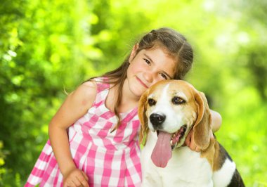 Köpekli küçük kız.