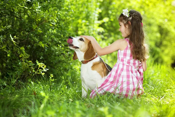 Liten flicka med hund — Stockfoto