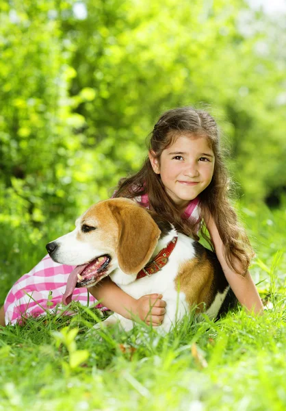 Köpekli küçük kız. — Stok fotoğraf