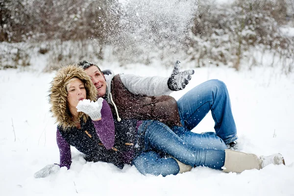 Paar im Winter — Stockfoto