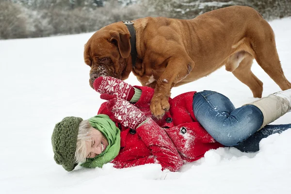 Frau mit Hund — Stockfoto