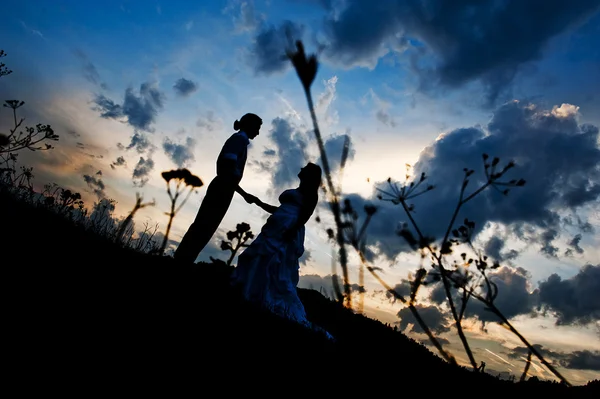 Gelin ve damat silueti — Stok fotoğraf