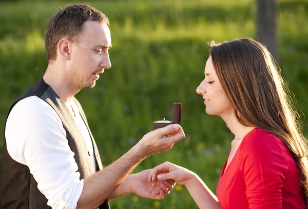 Obrázek dvojice s snubní prsten — Stock fotografie