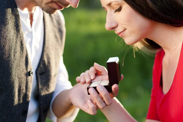 Imagen de pareja con anillo de boda —  Fotos de Stock