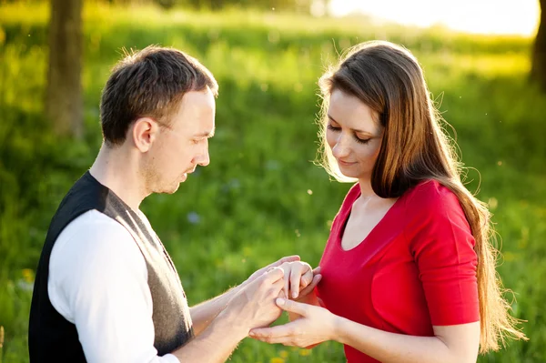 Imagen de pareja con anillo de boda —  Fotos de Stock