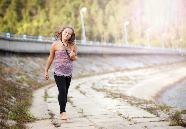 Glückliches kleines Mädchen — Stockfoto