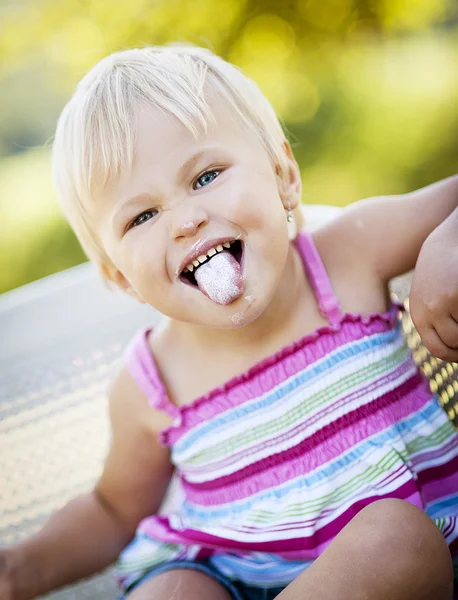 Glückliches kleines Mädchen — Stockfoto